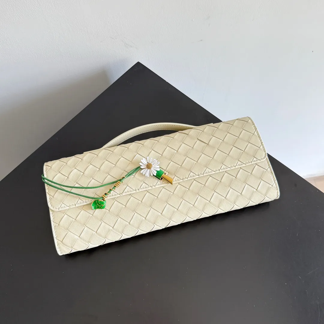 Batch 1720 Bottega Veneta clutch bags are shipping! The carefully crafted latch opening and closing is like a small key, giving us a sense of ritual every time we use this bag. The innovative design this time is to make the latch part into the shape of a small daisy. The originally elegant and restrained style instantly adds some playfulness, and matches with a skirt. Going out for a picnic or admiring the scenery will add to the overall look🌸🌸The heavily crafted daisy is lifelike and full of exquisiteness. The fixed rope is also decorated with a winding golden rope and a small leaf, echoing the daisy. The whole bag looks very coordinated. Style number: 836810 (741511) Size: 31*13*3cm